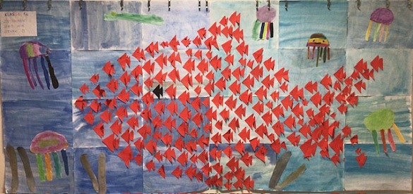 gebastelte rote Fische auf blauem Hintergrund