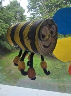 eine gebastelte Biene aus einer Dose