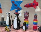 einige gebastelte Kunstwerke aus PET-Flaschen