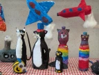 einige gebastelte Kunstwerke aus PET-Flaschen